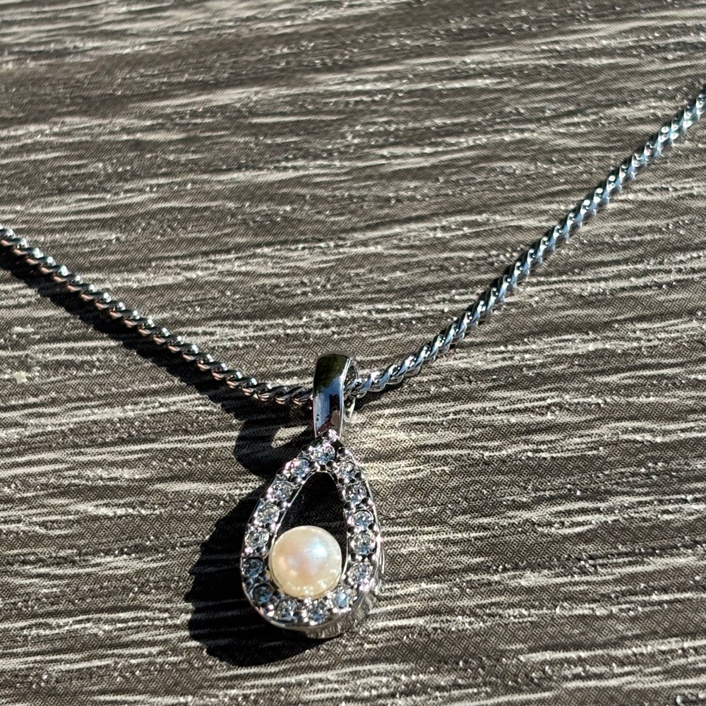 Nina Ricci Rhodium Plated Pearl Necklace with Swarovski Crystals NWOT